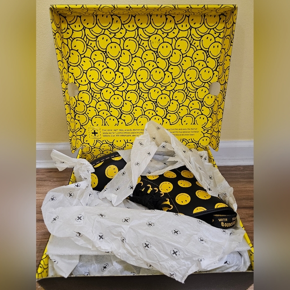 Dr. Martens 1460 SMILEY® SMOOTH LEATHER LACE UP BOOTS, size US 11 - Picture 11 of 15